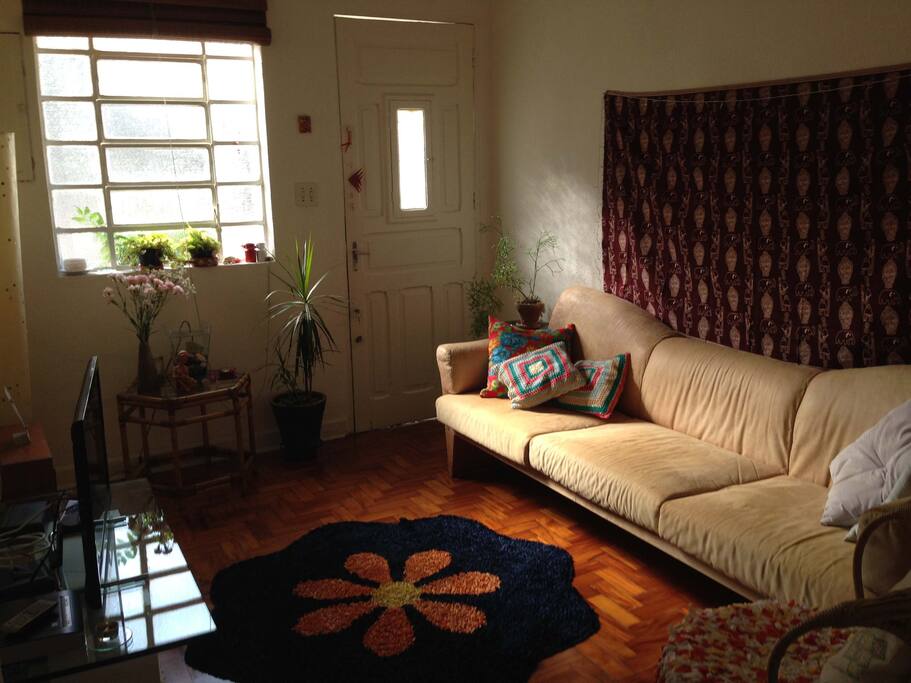 Sala com tv a cabo, bem iluminada.