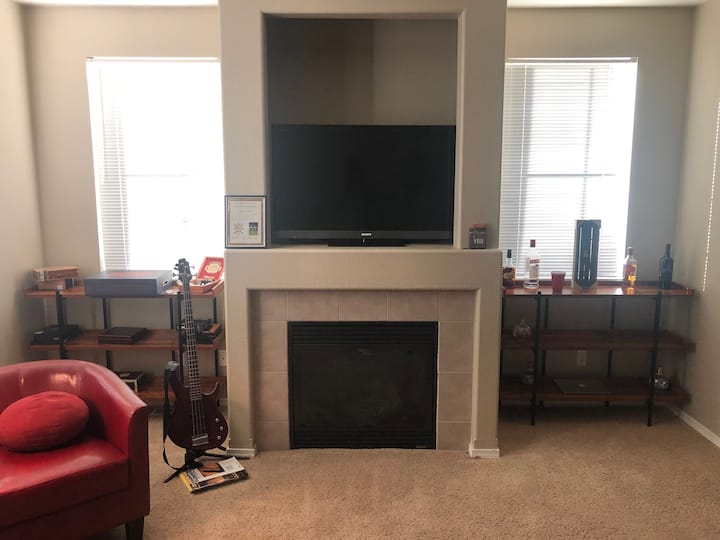 Всекидневна с газова камина.  Диван с 3 -4 места с два кожени стола за отдих или забавление.  