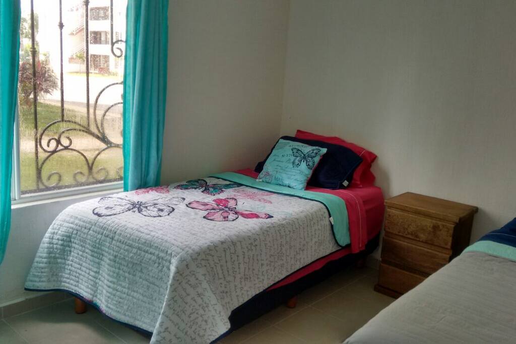 Dormitorio con 2 camas
