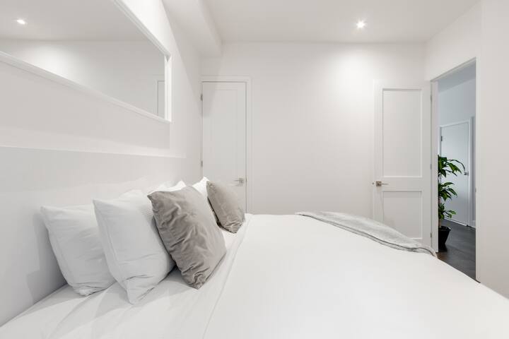 Disinfected Chic Apartment in Trendy Mile End gallery image 3