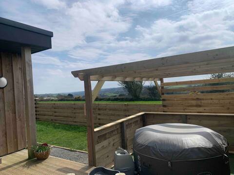 Hygge Lodge with hot tub, woodburner and fab views