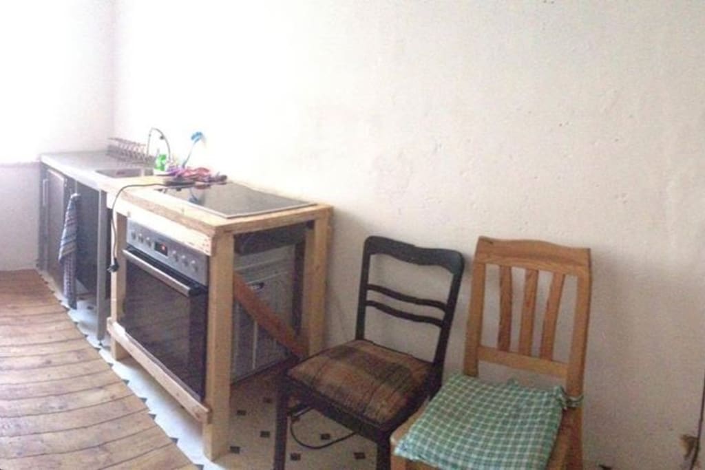 Komplett eingerichtete Küche mit Apfelsaft-Minibar aus eigener Herstellung.