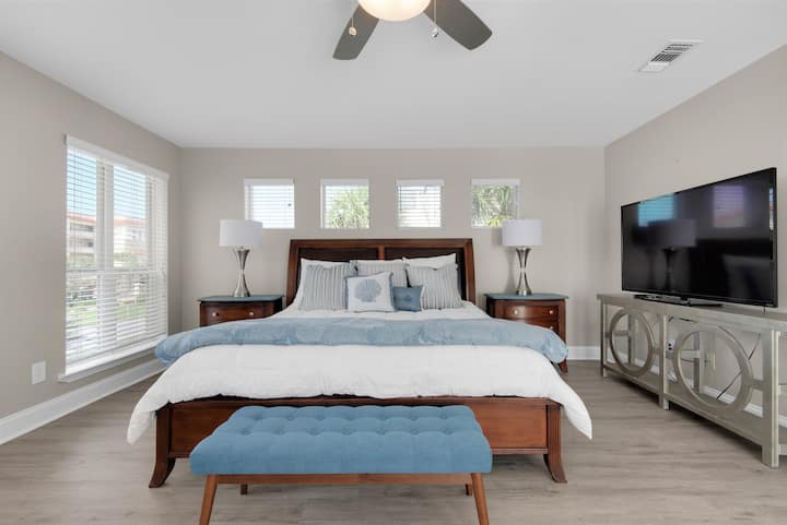 Segundo piso. Dormitorio  2, foto 1. ¡Suite principal tamaño king con baño completo privado y balcón con increíbles vistas al mar!