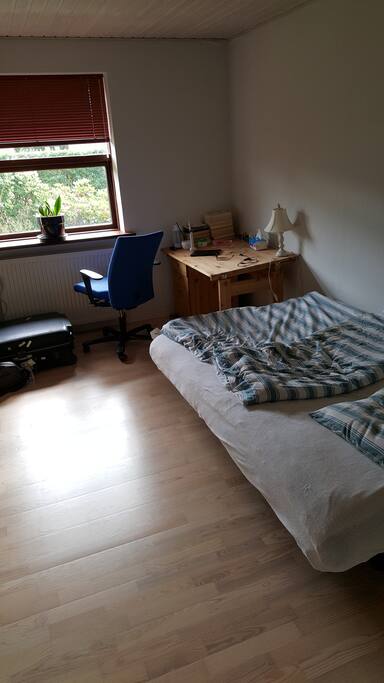 Rum 2 Skrivebord med en 3/4 seng i et meget rent og lyst værelse med udsigt til haven Desk with 1/3/4 bed in a clean light room overlooking the garden