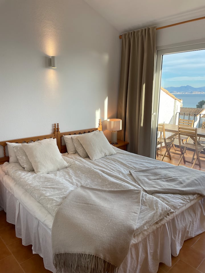 غرفة نوم بسرير مزدوج في الطابق العلوي، مع مخرج إلى شرفة تطل على البحر الأبيض المتوسط وأليكانتي وبينيدورم. سرير 180 سم