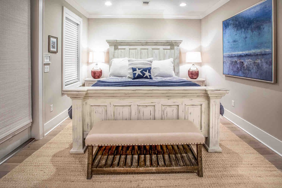 استمتع بأحلامك في غرفة النوم هذه التي تحتوي على سرير بمقاس كبير.