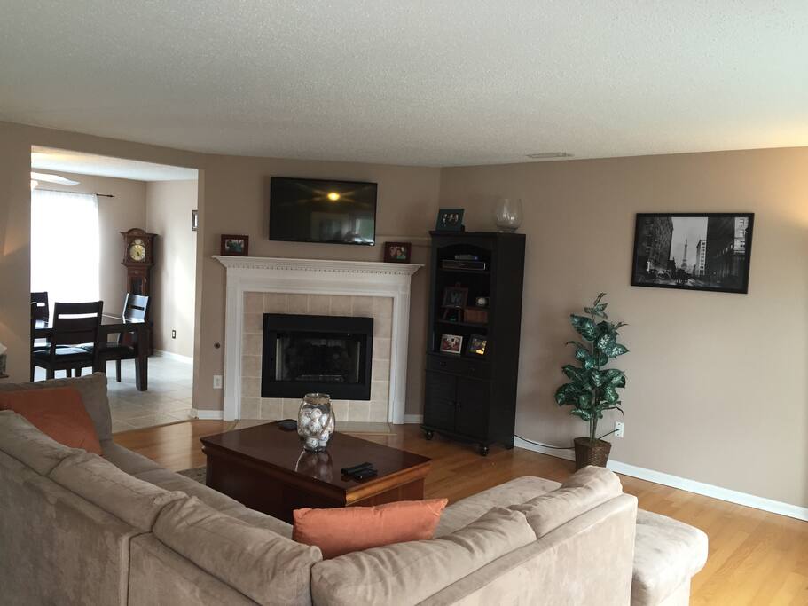 Flat screen (w cable package, HBO) and fireplace