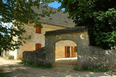 Secluded hamlet 8km from Sarlat. Pool. Tennis.