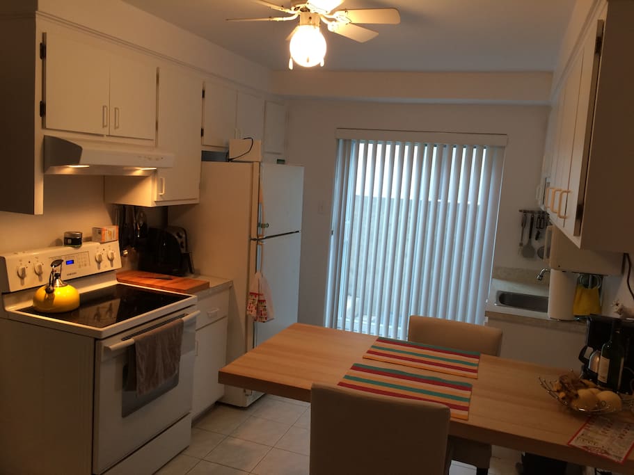 Kitchen with microwave, coffee machine, oven, fridge, toaster, plates...Everything that you need.