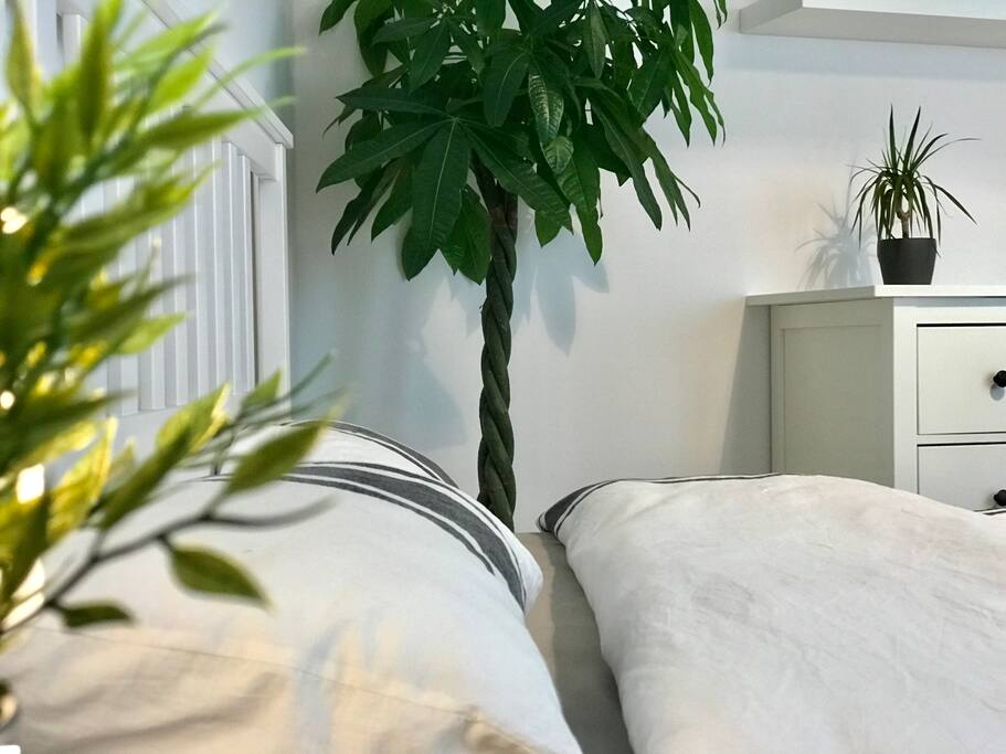 Schlafzimmer mit großen Bett auch für Familien mit Babys geeignet
