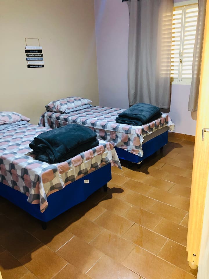 Habitación con dos camas y dos asistentes más a continuación, para un total de 4 asientos. No proporcionamos toallas de baño.