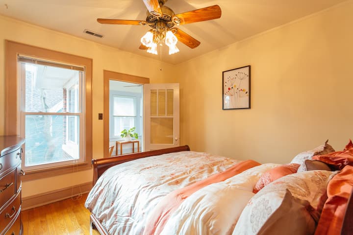 Chambre chaleureuse et confortable située à côté de la véranda, dispose de nombreux oreillers, CD/radio Bose télécommandé sur la commode - Télécommande sur le stand Nite.  Stores d'assombrissement de la pièce sur la fenêtre et la porte menant à la salle de soleil