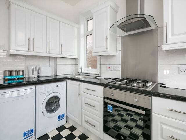 Suburban 3 Bed Townhouse in Old Trafford gallery image 4