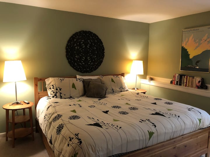 El dormitorio principal tiene una cama tamaño king (colchón nuevo) y un baño privado.