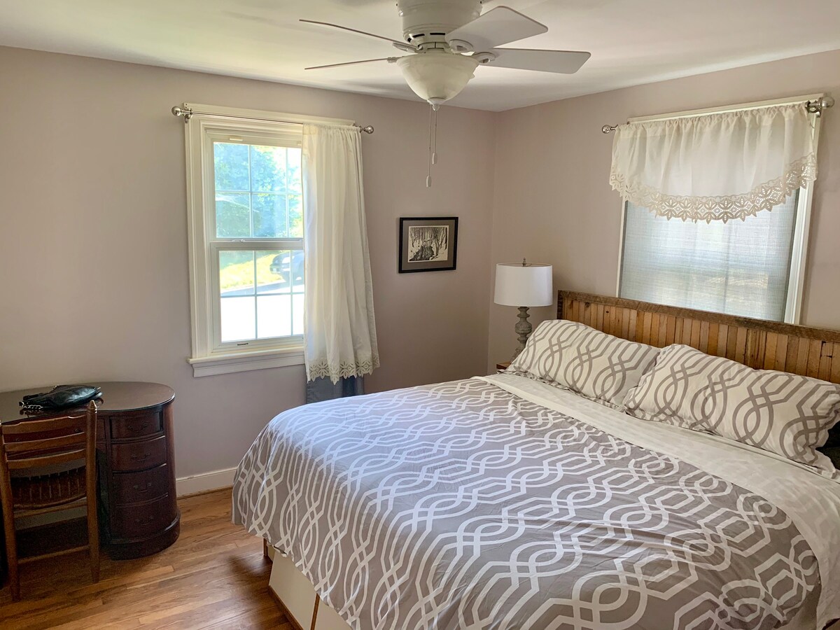 ห้องนอนชั้นแรกพร้อมเตียงคิงไซส์