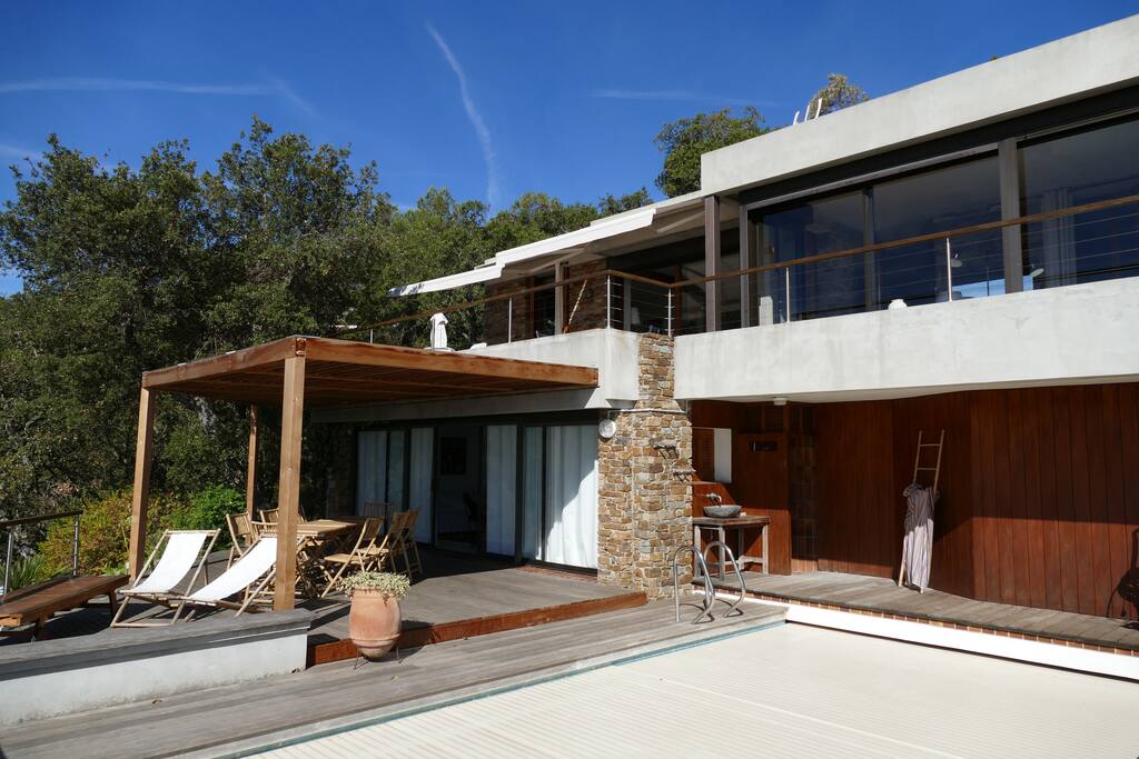 Façade sur mer avec ses 2 niveaux, piscine volet fermé, lavabo et douche extérieure
