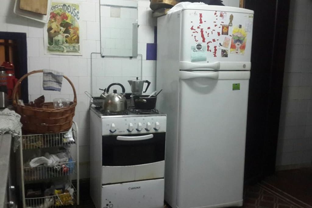 Cocina. Tiene ventana y puerta al patio!