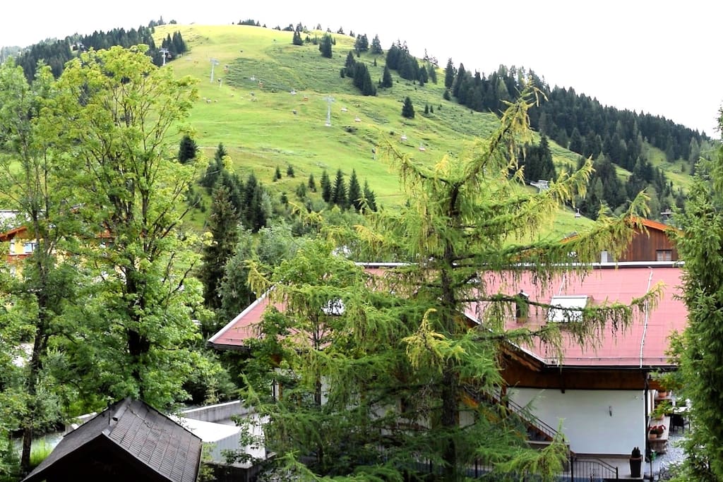 Blick vom Balkon auf den Hochmais im Sommer (Panorama 1/2)