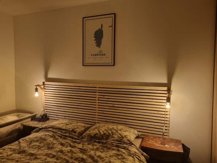 سرير 140 ×
190 سم يرجى إحضار البياضات الخاصة بك.