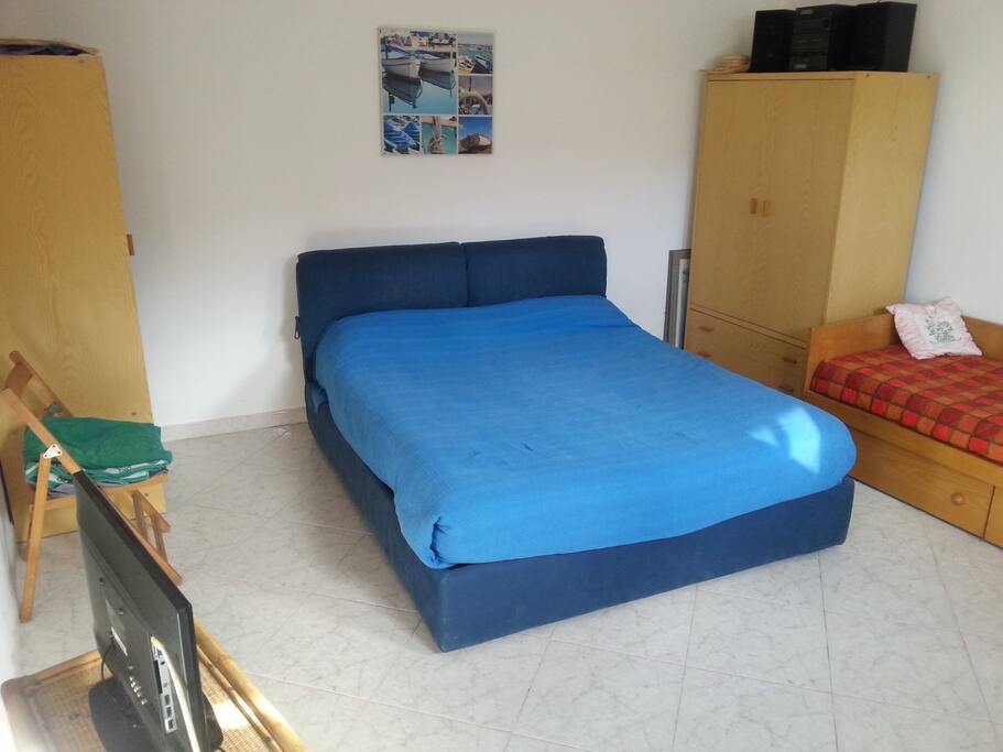Stanza e letto matrimoniale