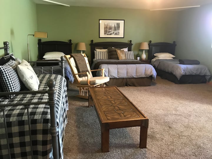 Cama tamaño queen, flanqueada por 2 camas individuales y sofá cama doble con cama nido