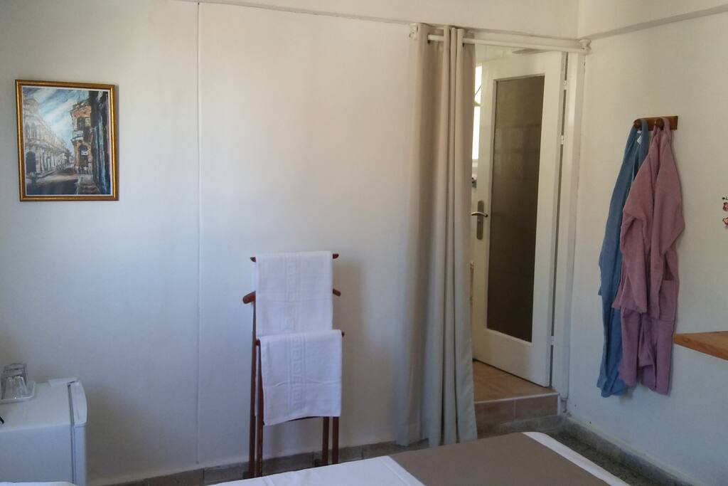 Habitación con su baño incorporado.