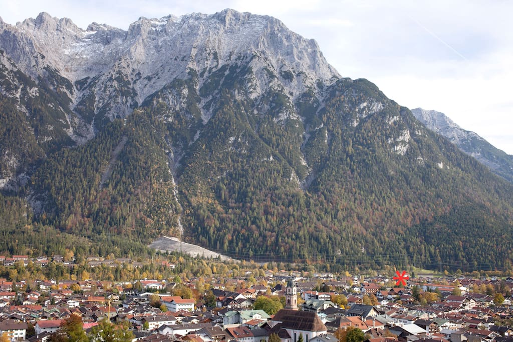 Mittenwald und Karwendelgebirge. Die Lage des Hauses ist mit einem * markiert.
Mittenwald and Mount Karwendel. The location of the house is marked with a *.