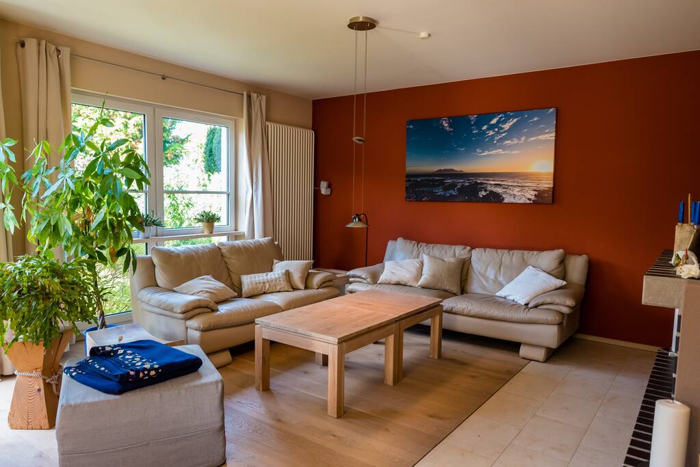 Wohnzimmer im Erdgeschoss:
- 44m² mit 2 super bequemen Ledersofas, großem offenen Kamin incl. Holz/Anzünde, 55"-TV mit DVB-T2 (HD) öffentlich-rechtlich und private Sender, DVD/BlueRay-Player, Boseanlage für guten Sound und Bluetooth-Eingang fürs Handy.