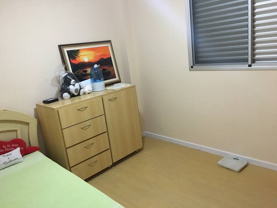 Quarto de solteiro que pode ter um colchão no chão também. Com ventilador de teto, armário, cômoda e janela.