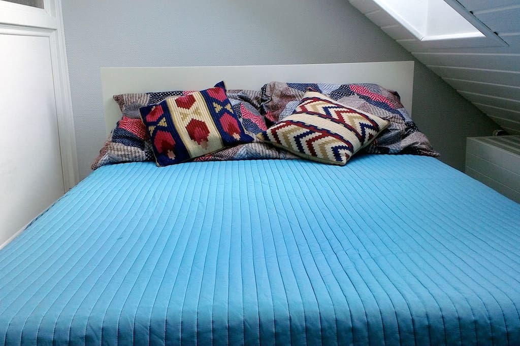 Colorful and relaxing bed! Bed is 1,30m x 2,00 for 2 Persons.