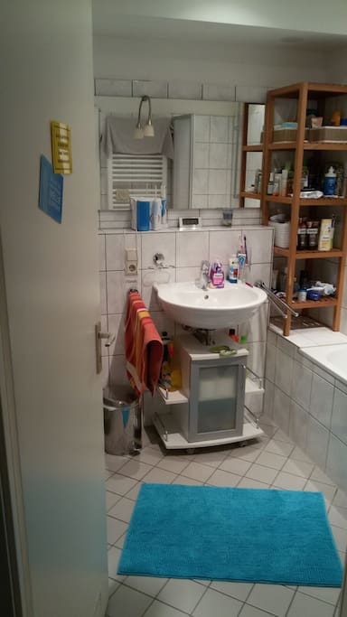Badezimmer mit Waschmaschine und Trockner