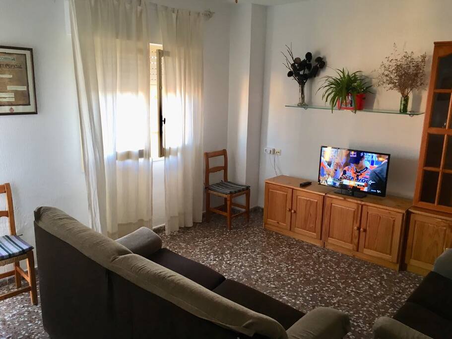 Salón-Comedor amplio con televisión de plasma grande