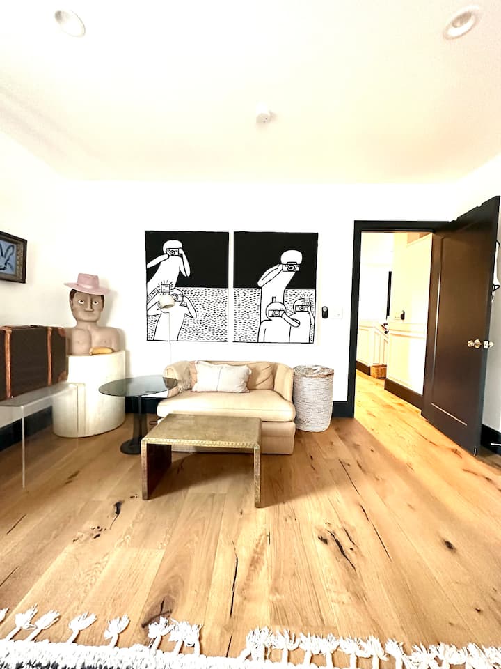 منطقة غرفة المعيشة في الجناح الرئيسي