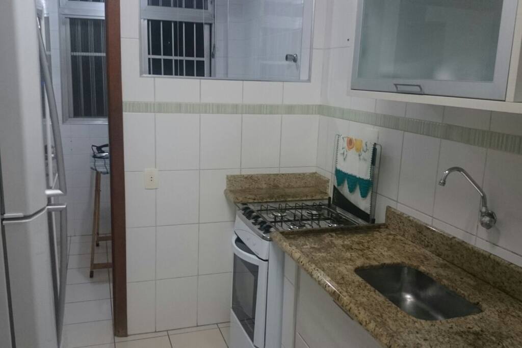 Cozinha equipada com utensílios.