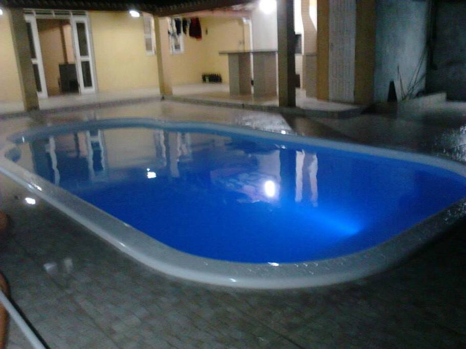 Piscina à noite