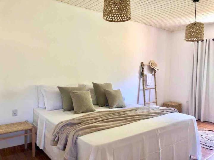 Apartmán s manželskou posteľou King a krabicou s dvoma samostatnými posteľami, ktoré môžu byť tiež spojené s manželskou posteľou King. 