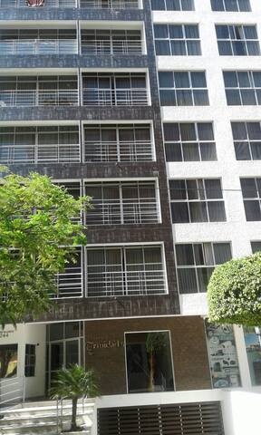 Great Location, 2 Confortable Rooms in share Apt.