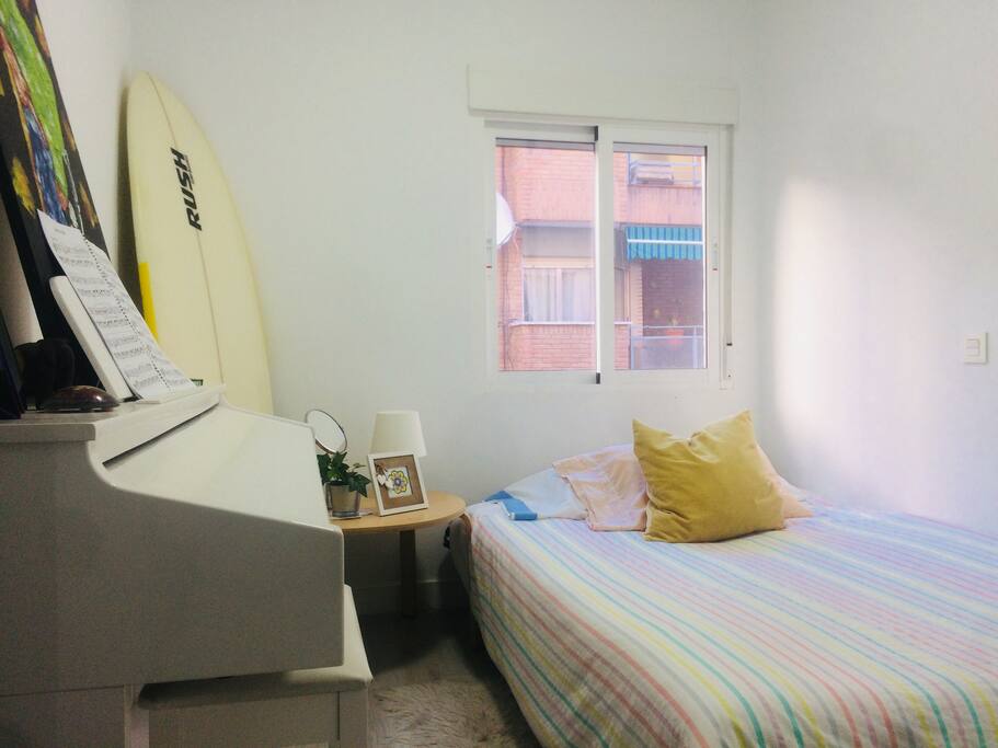 La habitación tiene un armario pequeño, cajonera y perchas.