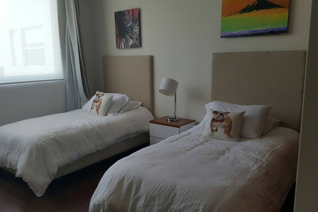 Es un cuarto muy cómodo y también tiene vista a la ciudad que te hará sentir muy relajado.