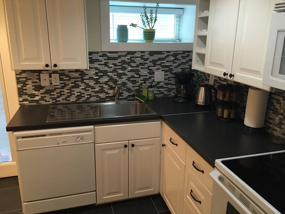 Fully stocked kitchen with dishwasher, ice maker.