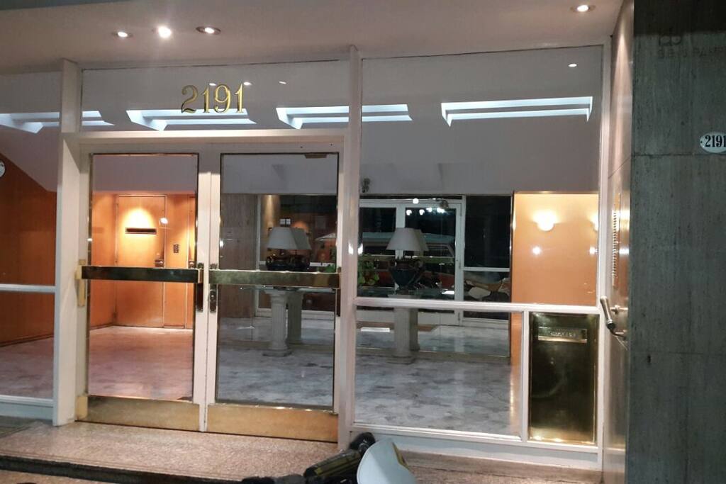 Acceso al Edificio Residencial