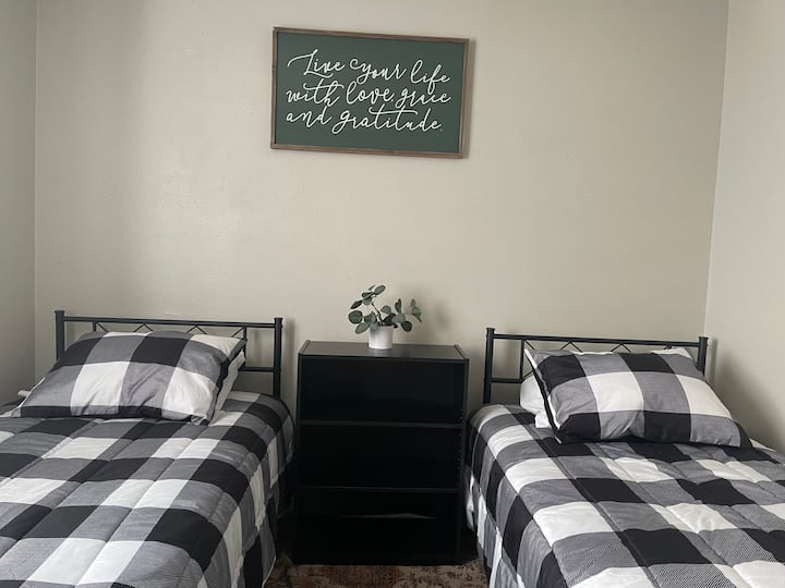 Habitación con dos camas individuales.