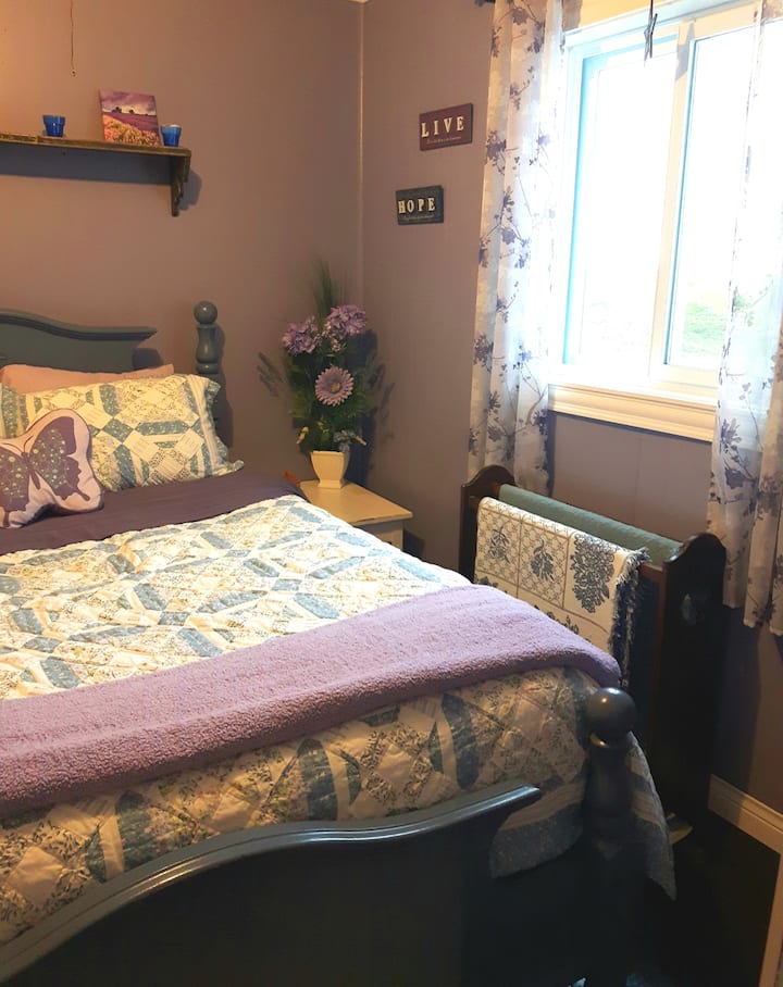 The Purple bedroom. Queen bed. 