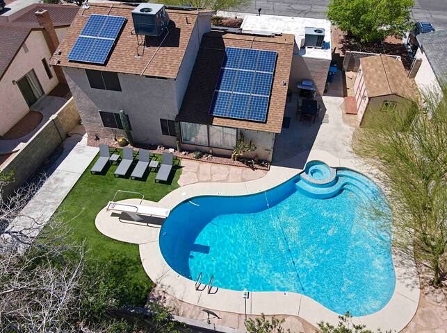 Heated Pool 4 Bed 2 Bath – 10 Min to Strip
