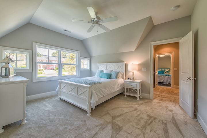 Spálňa na poschodí, manželská posteľ