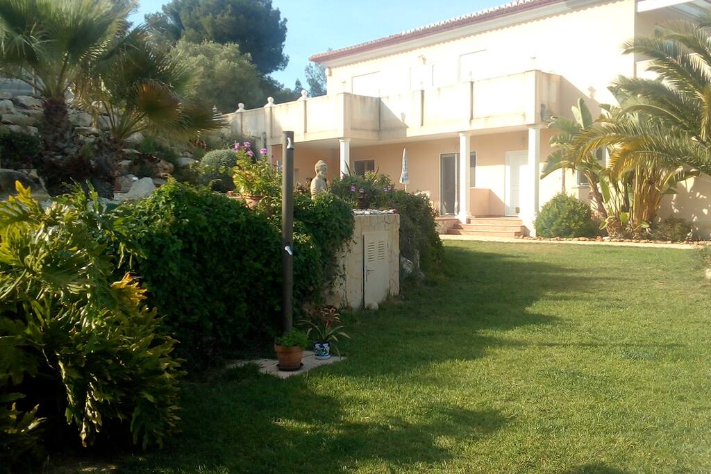 mediterraner Garten mit echtem Rasen