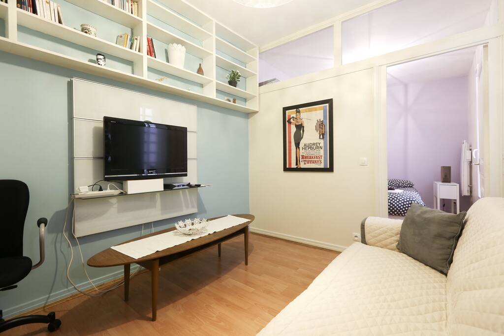 Salon avec TV /
Living room with TV