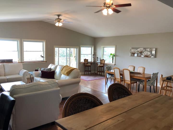 Newly Renovated - Large Waterfront Cottage - Ontario