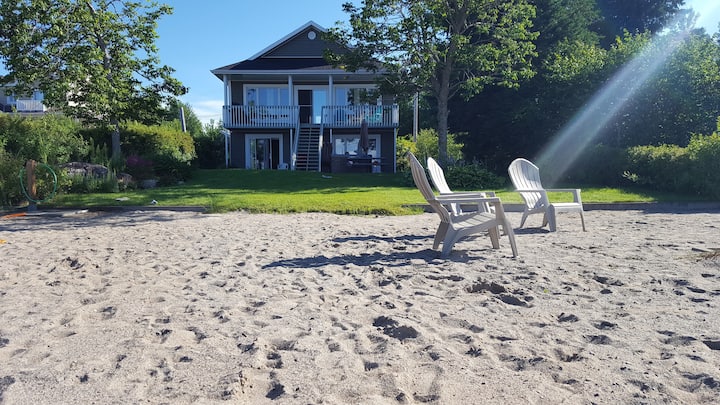 Entire home and hot tub right on Lac St Jean