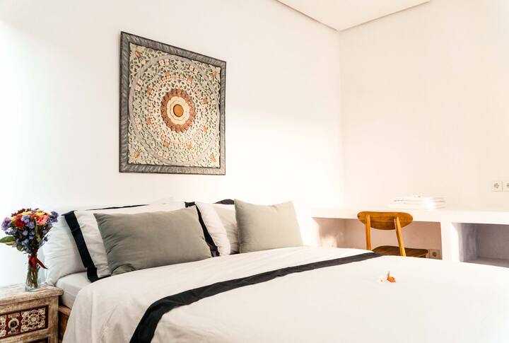 غرفة النوم الرئيسية :

استمتع بهذه الغرفة الكبيرة المليئة بالضوء المزينة بأجواء بالي وأثاث مصنوع يدويًا. تحتوي الغرفة على حمام داخلي خاص.

- سرير كوين
- سرير طاولة
- مصابيح الطاولة
- مكتب
- خزانة ملابس كبيرة
- زاوية قراءة مع أريكة
